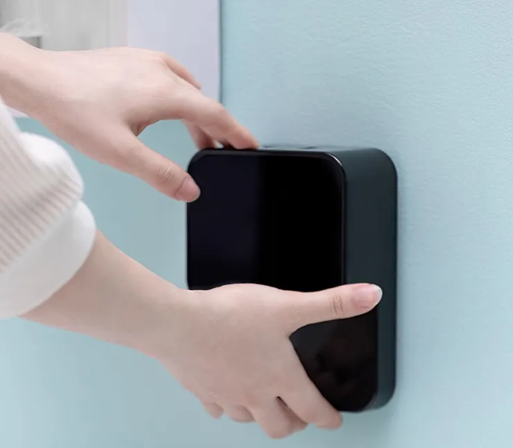 Wandmontierter automatischer Schaumseifenspender Sensors Handwaschmaschine in Schwarz und Weiß